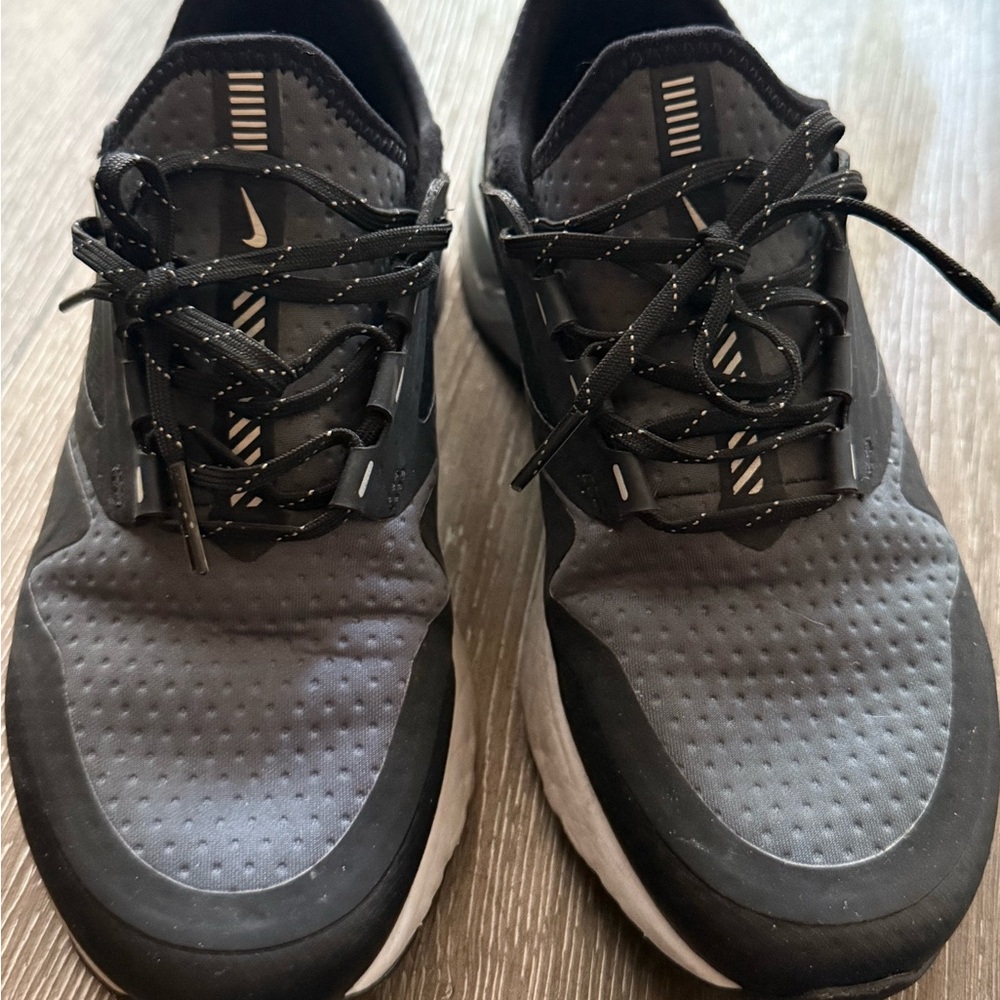 Nike Black and Gray Athletic Shoes Sleek Design